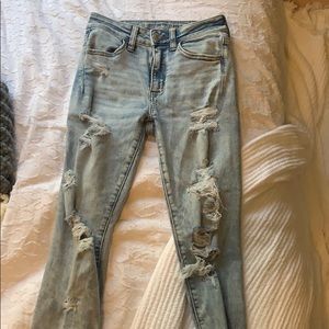 Light-wash ripped highwaisted jeans